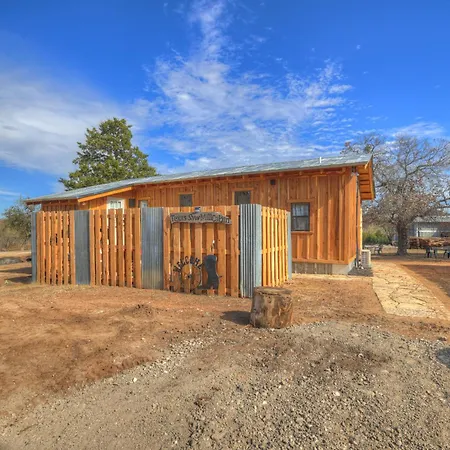 Texas Sawmill Cabin W/Hot-Tub, Pet-Friendly, Minutes To Downtown!